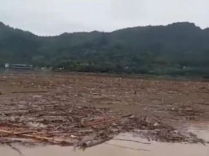 Viral Penampakan Waduk Gajah Mungkur Seperti Lautan Sampah Raksasa