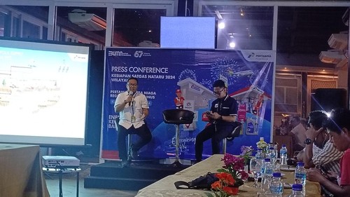 Konferensi pers Pertamina Patra Niaga Jatimbalinus soal persiapan Satgas Nataru 2024/2025 di Kota Kupang, NTT, Rabu (18/12/2023) malam. (Simon Selly/detikBali)