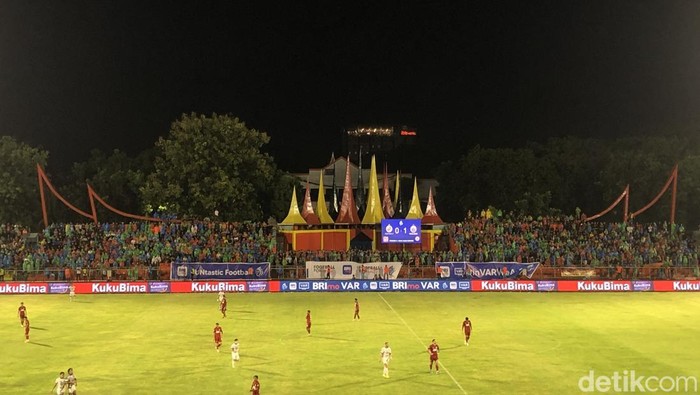 Laga Semen Padang FC Vs Persija Jakarta di Stadion Haji Agus Salim, Padang, Sumbar. (M Afdal Afrianto/detikSumut)