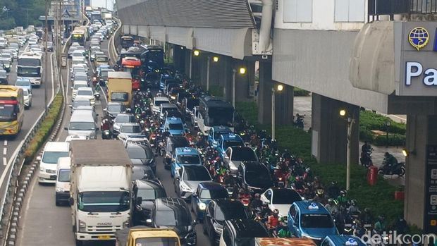 Lalu lintas di Jalan Gatot Subroto (Gatsu) kawasan Pancoran, Jaksel, terpantau macet sore ini. Kemacetan terjadi karena ada truk mogok. (Nograhany WK/detikcom)