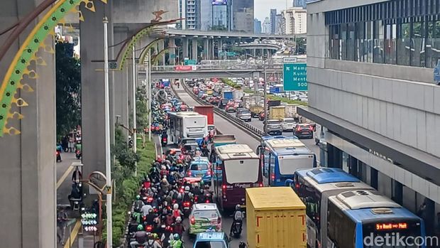 Lalu lintas di Jalan Gatot Subroto (Gatsu) kawasan Pancoran, Jaksel, terpantau macet sore ini. Kemacetan terjadi karena ada truk mogok. (Nograhany WK/detikcom)