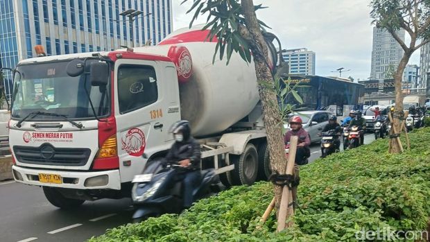 Lalu lintas di Jalan Gatot Subroto (Gatsu) kawasan Pancoran, Jaksel, terpantau macet sore ini. Kemacetan terjadi karena ada truk mogok. (Nograhany WK/detikcom)