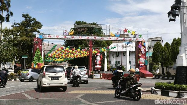 Ornamen Natal di sepanjang Jalan Jenderal Sudirman, Solo, Rabu (18/12/2024).