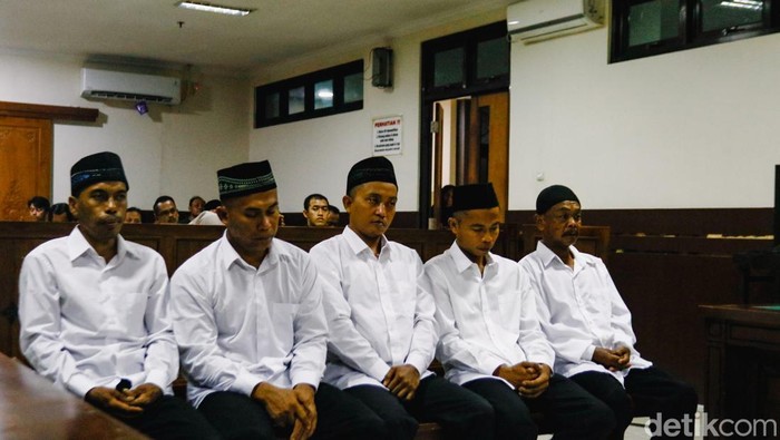 Lima terdakwa kasus dugaan politik uang yang terjadi di Minggir, Sleman, menjalani sidang perdana di PN Sleman, Rabu (18/12/2024)