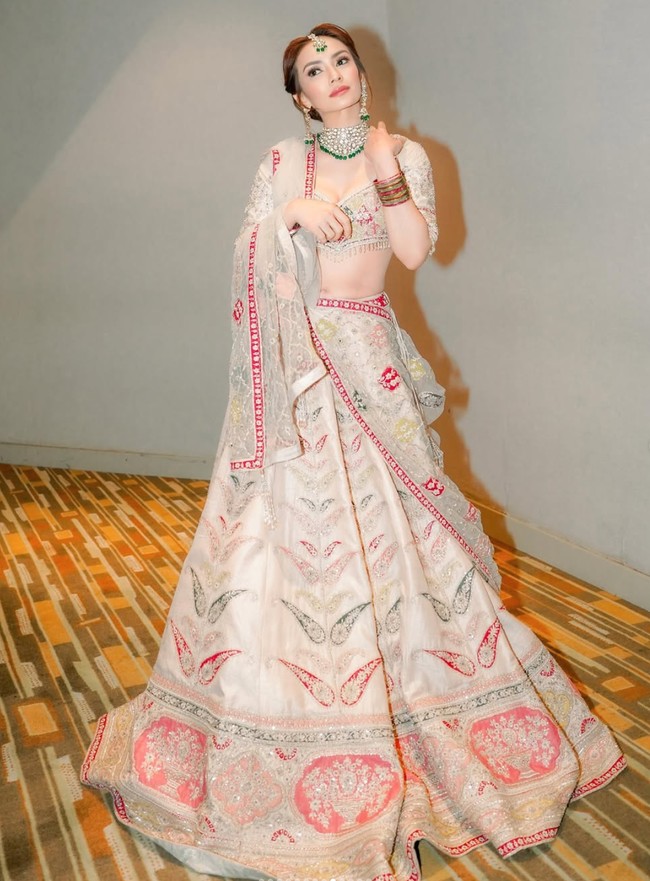 Masayu memilih mengenakan Lehenga berwarna krem dengan bordiran warna-warna cerah, seperti merah, hijau, dan peach. Penampilannya itu juga dilengkapi dengan sari India organza senada. Foto: Instagram/@masayuanastasia/@atiqahhasiholan