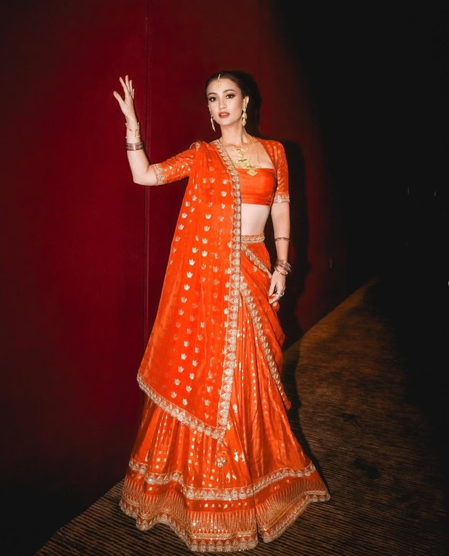 Sementara Atiqah memilih tampil dengan Lehenga berwarna merah. Lehenga dan sari India yang dikenakannya itu terlihat semakin elegan dengan aksen berwarna gold. Foto: Instagram/@masayuanastasia/@atiqahhasiholan