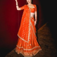 Sementara Atiqah memilih tampil dengan Lehenga berwarna merah. Lehenga dan sari India yang dikenakannya itu terlihat semakin elegan dengan aksen berwarna gold. Foto: Instagram/@masayuanastasia/@atiqahhasiholan