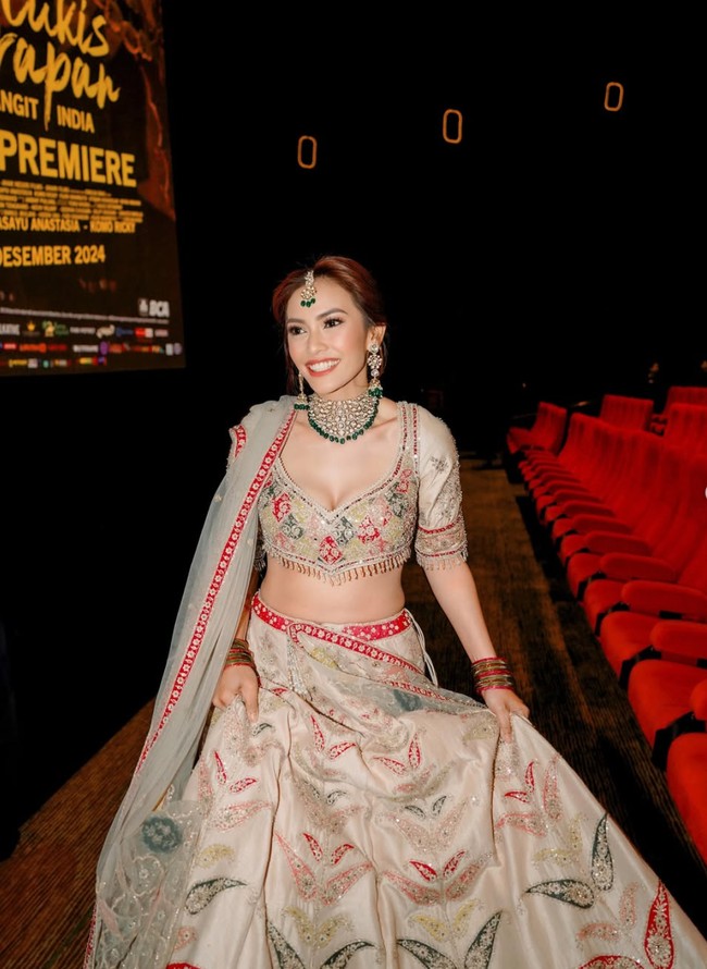 Choli atau atasan crop top yang dikenakan Masayu tampak memiliki potongan dada berbentuk V yang cukup rendah. Bagian bawah atasannya itu juga dilengkapi dengan rumbai pendek dan manik-manik yang membuat penampilannya makin menawan. Foto: Instagram/@masayuanastasia/@atiqahhasiholan