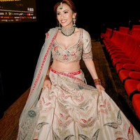 Choli atau atasan crop top yang dikenakan Masayu tampak memiliki potongan dada berbentuk V yang cukup rendah. Bagian bawah atasannya itu juga dilengkapi dengan rumbai pendek dan manik-manik yang membuat penampilannya makin menawan. Foto: Instagram/@masayuanastasia/@atiqahhasiholan