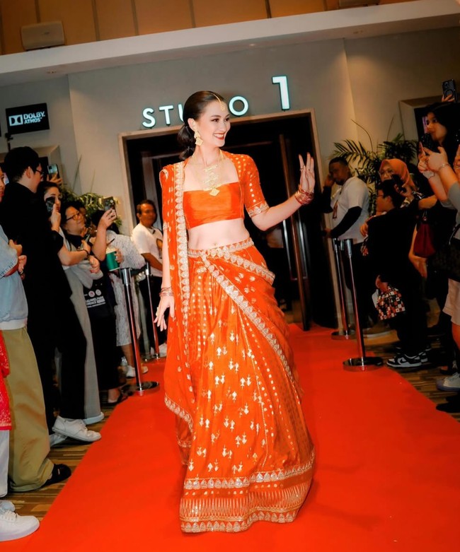 Choli yang dikenakan Atiqah justru terlihat lebih simpel dengan model polos pada bagian tengahnya dan aksen gold pada kedua lengan. Bagian dadanya juga tampak memiliki potongan berbentuk U yang sedikit lebih tertutup dibandingkan milik Masayu. Foto: Instagram/@masayuanastasia/@atiqahhasiholan