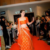 Choli yang dikenakan Atiqah justru terlihat lebih simpel dengan model polos pada bagian tengahnya dan aksen gold pada kedua lengan. Bagian dadanya juga tampak memiliki potongan berbentuk U yang sedikit lebih tertutup dibandingkan milik Masayu. Foto: Instagram/@masayuanastasia/@atiqahhasiholan