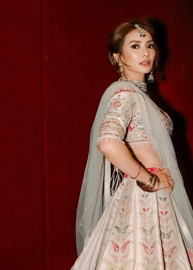 Tampil totalitas, wanita 40 tahun itu juga mengenakan aksesori pelengkap ala wanita India, seperti kalung, anting, gelang, dan hiasan kepala khas wanita India.  Penampilannya itu makin menawan dengan riasan glowy finish bernuansa peach. Foto: Instagram/@masayuanastasia/@atiqahhasiholan