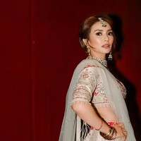 Tampil totalitas, wanita 40 tahun itu juga mengenakan aksesori pelengkap ala wanita India, seperti kalung, anting, gelang, dan hiasan kepala khas wanita India.  Penampilannya itu makin menawan dengan riasan glowy finish bernuansa peach. Foto: Instagram/@masayuanastasia/@atiqahhasiholan