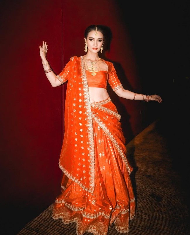 Sementara Atiqah tampi dengan aksesori emas yang lebih simpel. Meski demikian pesona cantiknya tak kalah dari Masayu. Keduanya sama-sama tampil cantik menawan berbalut Lehenga. Foto: Instagram/@masayuanastasia/@atiqahhasiholan