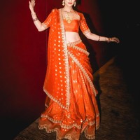 Sementara Atiqah tampi dengan aksesori emas yang lebih simpel. Meski demikian pesona cantiknya tak kalah dari Masayu. Keduanya sama-sama tampil cantik menawan berbalut Lehenga. Foto: Instagram/@masayuanastasia/@atiqahhasiholan