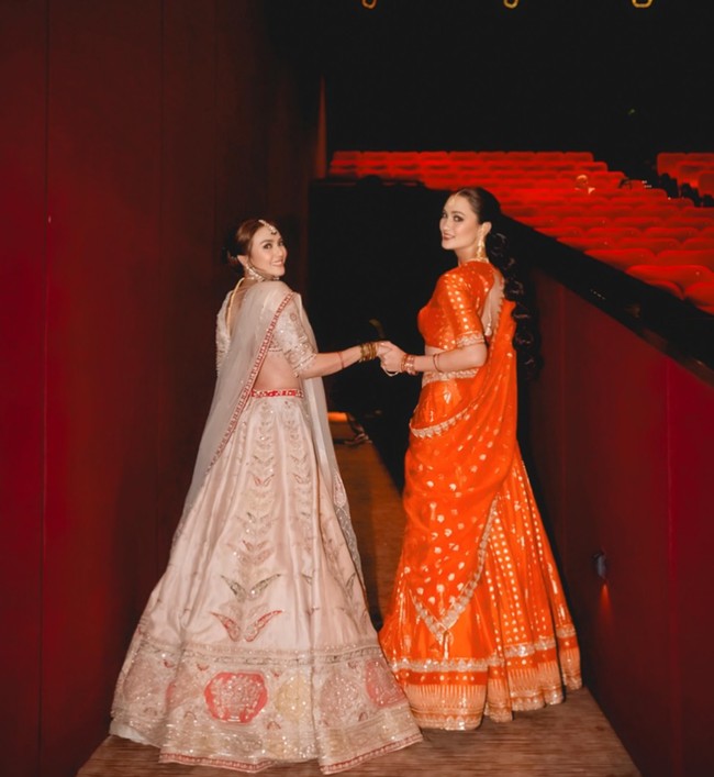 Masayu Anastasia Atiiqah Hasiholan tampil kompak menghadiri acara Premier Film yang dibintanginya. Sesuai dengan film tersebut, Masayu dan Atiqah tampil bak wanita India mengenakan Lehenga. Foto: Instagram/@masayuanastasia/@atiqahhasiholan