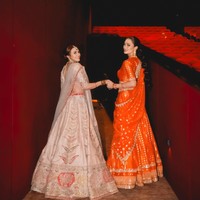 Masayu Anastasia Atiiqah Hasiholan tampil kompak menghadiri acara Premier Film yang dibintanginya. Sesuai dengan film tersebut, Masayu dan Atiqah tampil bak wanita India mengenakan Lehenga. Foto: Instagram/@masayuanastasia/@atiqahhasiholan