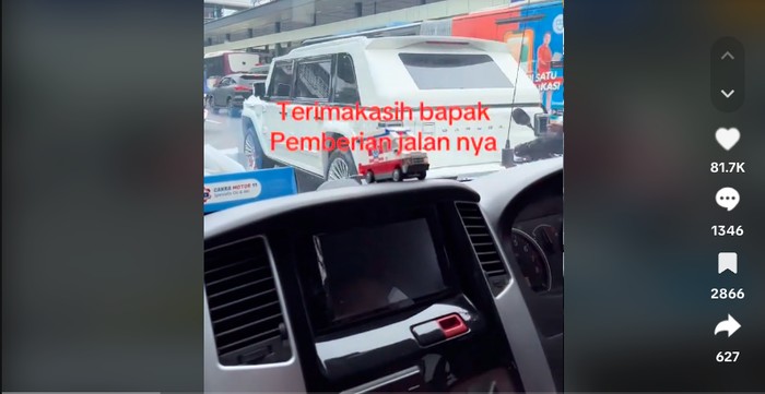 Maung Garuda RI 1 minggir saat ada ambulans lewat