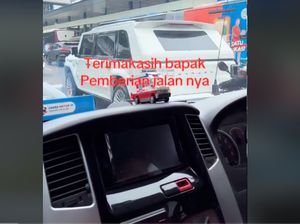 Momen Mobil Maung Garuda RI 1 Langsung Minggir saat Ambulans Lewat