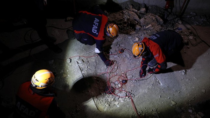 Turkey's Disaster and Emergency Management Authority (AFAD) teams work in Sednaya prison, which was known as a slaughterhouse under Syria's Bashar al-Assad rule, after al-Assad's ouster, in Sednaya, Syria, December 17, 2024. REUTERS/Amr Alfiky
