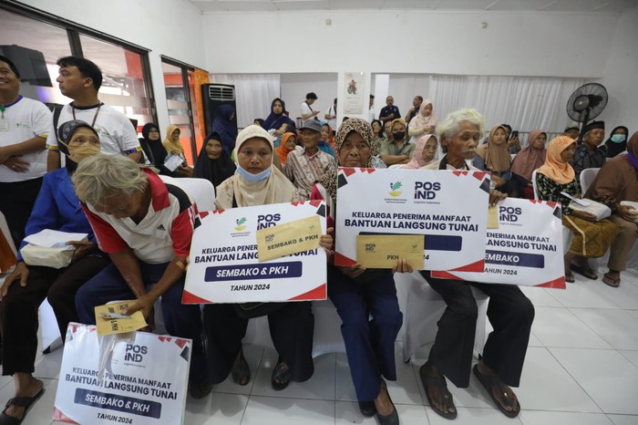 Menteri Sosial Saifullah Yusuf bersama Wakil Menteri Sosial Agus Jabo Priyono menyerahkan langsung bantuan program sembako dan Program Keluarga Harapan (PKH) kepada 180 Keluarga Penerima Manfaat (KPM) di Kantor Pos Sleman, Yogyakarta, hari ini.
