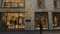 Ada lebih banyak hal yang bisa dirayakan tahun ini: sebuah perusahaan real estat komersial telah menobatkan Via MonteNapoleone sebagai tujuan ritel termahal di dunia, menggantikan Fifth Avenue di New York.
