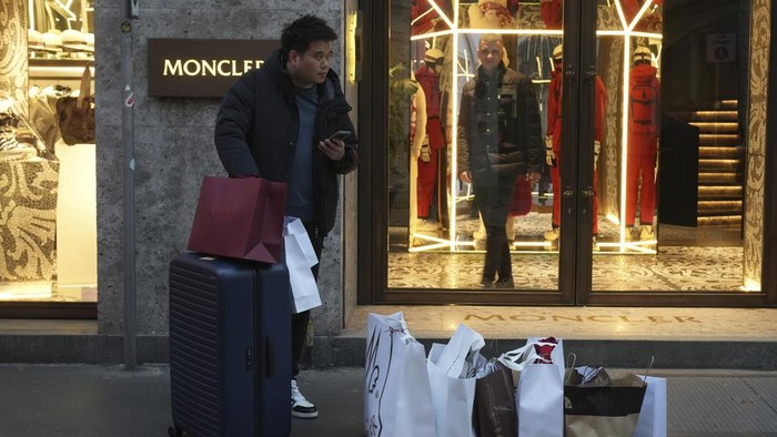 Menyusuri Via MonteNapoleone, Jalan Perbelanjaan Mewah di Milan A view of buildings in Monte Napoleone street in Milan, Italy, Thursday, Dec. 12, 2024. (AP Photo/Antonio Calanni)