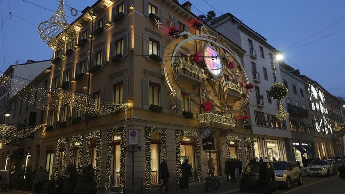 A view of buildings in Monte Napoleone street in Milan, Italy, Thursday, Dec. 12, 2024. (AP Photo/Antonio Calanni)
