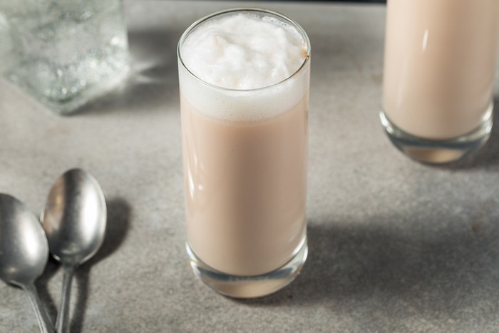 racikan minuman soda dan kuning telur
