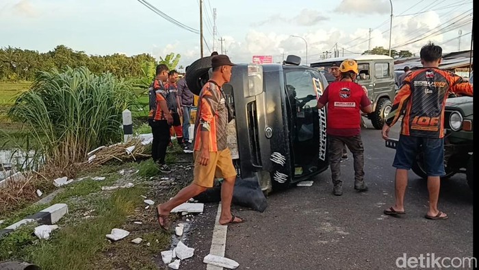 Mobil pikap pengangku udang terguling di dekat Tugu Pensil Wtes, Kulon Progo, Rabu (18/12/2024).