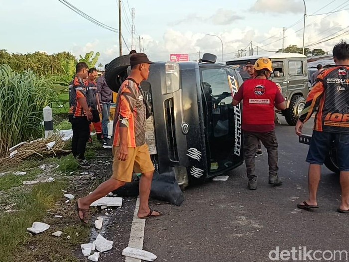 Mobil pikap pengangku udang terguling di dekat Tugu Pensil Wtes, Kulon Progo, Rabu (18/12/2024).