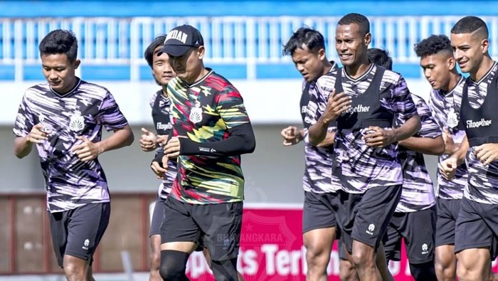 Official training Bhayangkara FC jelang menghadapi PSIM Jogja di Stadion Mandala Krida, Kota Jogja, Rabu (18/12/2024).