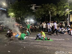 Tunggu Penetapan UMK-UMSK, Massa Buruh Bertahan di Kantor Gubernur Jateng
