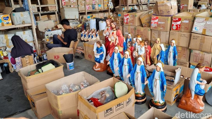 Para pekerja saat melakukan packing patung set Natal di  Bantul, Rabu (18/12/2024).