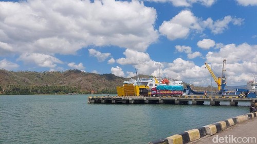 Suasana di dalam Pelabuhan Lembar, Lombok Barat, NTB beberapa waktu lalu. (Nathea Citra/detikBali)