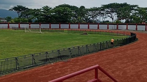 Pemasangan pagar besi di Stadion IGKJ Karangasem, Rabu (18/12/2024). Pemasangan pagar besi dilakukan agar lapangan tidak dipakai piknik. (I Wayan Selamat Juniasa/detikBali)