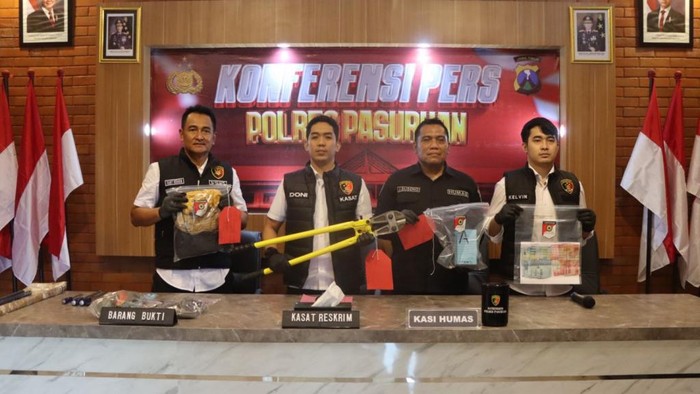 Polisi membeberkan barang bukti pelaku pembobolan apotek di Bangil, Pasuruan