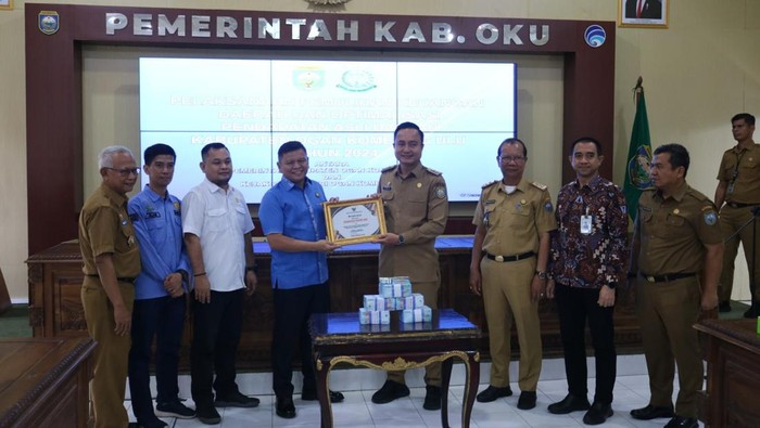 Pemkab OKU memberikan penghargaan Kejari OKU