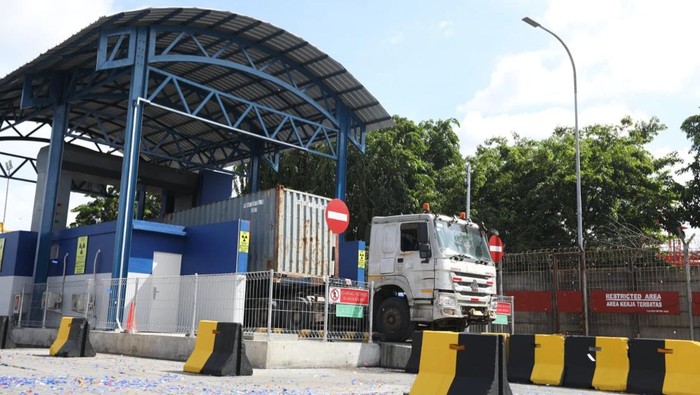 Penampakan Alat Canggih Pemindai Peti Kemas di Pelabuhan Kini alat pemindai peti kemas telah hadir di Terminal Peti Kemas, Koja, Jakarta. Alat ini ditujukan untuk memerangi segala bentuk penyelundupan barang ekspor-impor.