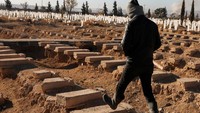 Sedikitnya 100.000 mayat ditemukan di kuburan massal di luar Damaskus, Suriah, setelah rezim Presiden Bashar al-Assad ditumbangkan pasukan pemberontak. Ratusan ribu mayat yang ditemukan itu diduga dibunuh oleh rezim Assad yang berkuasa selama dua dekade terakhir. REUTERS/Amr Abdallah Dalsh