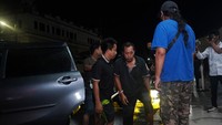 Personil Polres Gowa membawa tujuh terduga pelaku yang didatangkan dari Sulawesi Barat berdasarkan pengembangan kasus produksi dan pengedaran uang palsu yang diduga melibatkan kepala perpustakaan Universitas Islam Negeri (UIN) Alauddin Makassar.