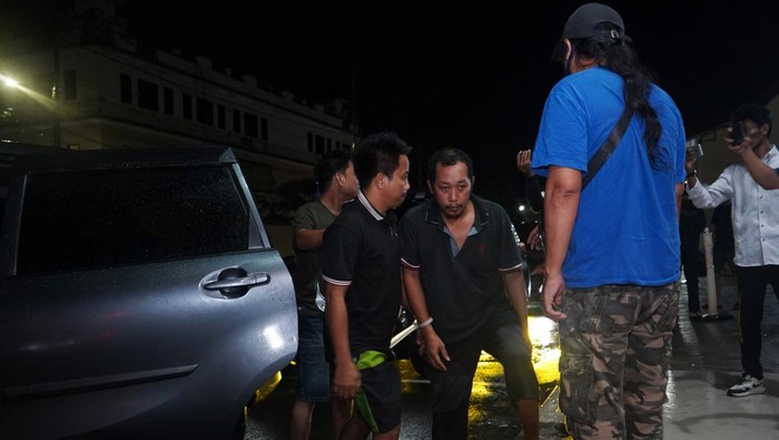 Pesonil kepolisi menggiring terduga pelaku kasus uang palsu di Markas Polres Gowa, Sulawesi Selatan, Selasa (17/12/2024). Personil Polres Gowa membawa tujuh terduga pelaku yang didatangkan dari Sulawesi Barat berdasarkan pengembangan kasus produksi dan pengedaran uang palsu yang diduga melibatkan kepala perpustakaan Universitas Islam Negeri (UIN) Alauddin Makassar. ANTARA FOTO/Hasrul Said