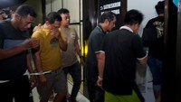 Kapolres Gowa AKBP Rheonald T. Simanjuntak mengatakan kasus uang palsu ini mulai diusut sejak awal Desember 2024. Kasus tersebut kini telah ditingkatkan ke tahapan penyidikan dan ditetapkan 15 orang menjadi tersangka yang 9 di antaranya sudah ditahan.