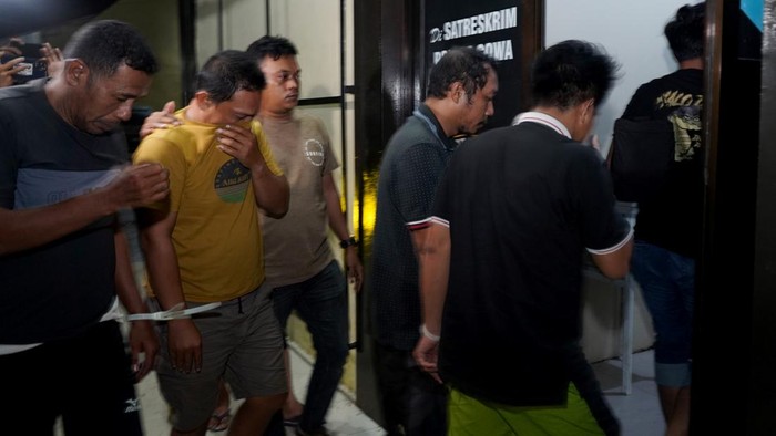 Pesonil kepolisi menggiring terduga pelaku kasus uang palsu di Markas Polres Gowa, Sulawesi Selatan, Selasa (17/12/2024). Personil Polres Gowa membawa tujuh terduga pelaku yang didatangkan dari Sulawesi Barat berdasarkan pengembangan kasus produksi dan pengedaran uang palsu yang diduga melibatkan kepala perpustakaan Universitas Islam Negeri (UIN) Alauddin Makassar. ANTARA FOTO/Hasrul Said