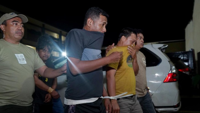 Penampakan Pelaku Sindikat Uang Palsu Digiring ke Polres Gowa Pesonil kepolisi menggiring terduga pelaku kasus uang palsu di Markas Polres Gowa, Sulawesi Selatan, Selasa (17/12/2024). Personil Polres Gowa membawa tujuh terduga pelaku yang didatangkan dari Sulawesi Barat berdasarkan pengembangan kasus produksi dan pengedaran uang palsu yang diduga melibatkan kepala perpustakaan Universitas Islam Negeri (UIN) Alauddin Makassar. ANTARA FOTO/Hasrul Said