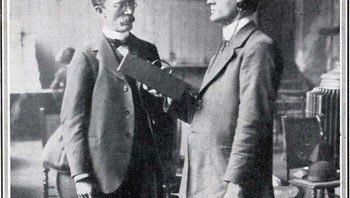 Orang Buta Menguji Perangkat Yang Memungkinkan Dia Mendengar Cahaya, 1912 Foto: Boredpanda