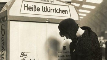 Mesin Slot Menjual Gulungan Sosis Hangat Di Stasiun Kereta Api Di Jerman. 1931 Foto: Boredpanda