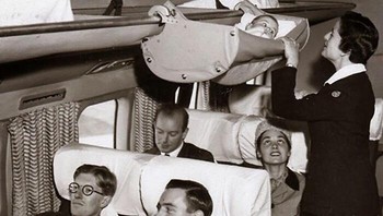 Beginilah Cara Bayi Biasa Terbang di Pesawat Terbang Foto: Boredpanda