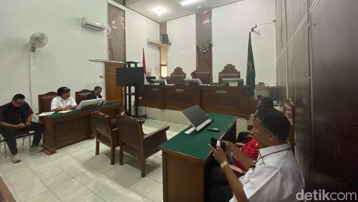 Pengadilan Negeri Jakarta Selatan (PN Jaksel) menolak permohonan praperadilan yang diajukan oleh Masyarakat Anti Korupsi Indonesia (MAKI) terkait dugaan mangkrak kasus Firli Bahuri (Dwi R/detikcom)