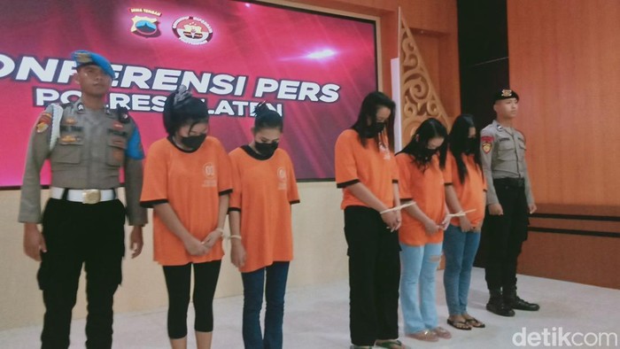 Konferensi pers kasus penganiayaan yang dilakukan 5 wanita terhadap remaja 17 tahun di Mapolres Klaten, Rabu (18/12/2024).
